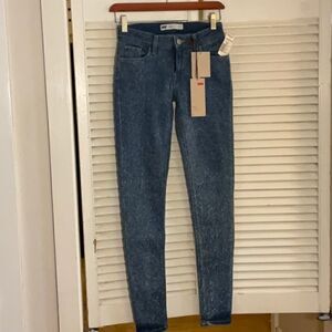 NWT Levi’s leggings 535 super stretch unique appearance ultra low rise 25 waist